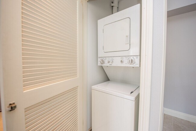 Building Photo - Beautiful Newport Beach Condo