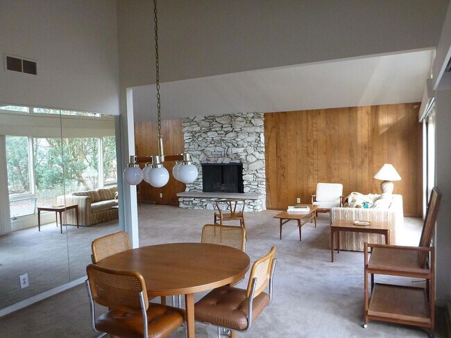 Building Photo - 205 Pell Cir