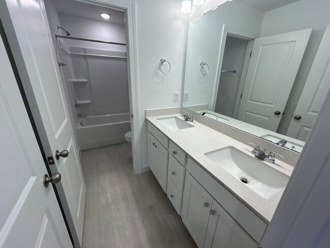 Building Photo - 6 Bedroom | 4 Bathroom New Construction Ga...