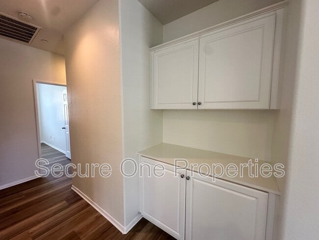 Building Photo - 3003 Shenandoah Dr