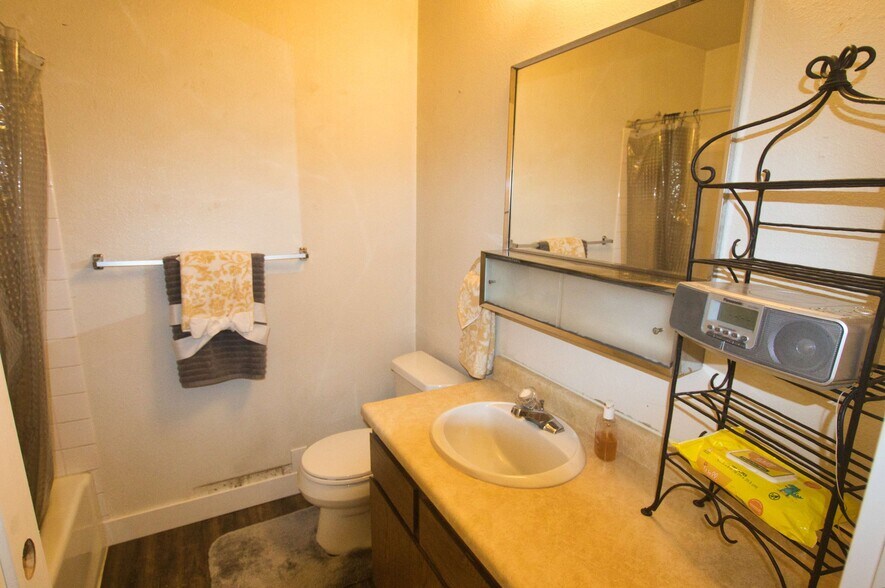 Building Photo - 812 Saddle Dr