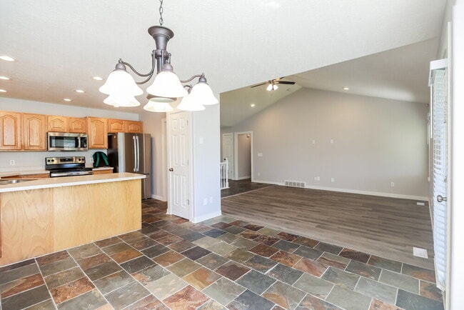 Building Photo - 5060 S Vista Dr