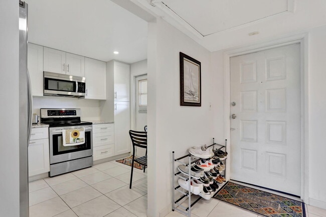 Building Photo - 2751 N Palm Aire Dr