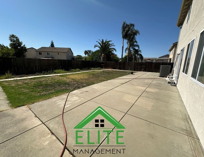 Building Photo - Spacious 6-Bedroom Home with Two Master Su...