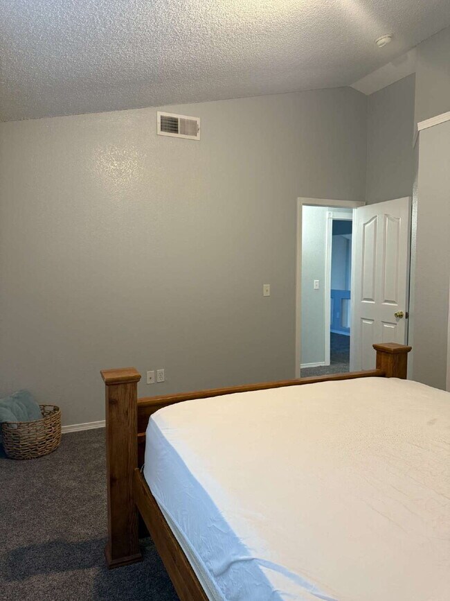Building Photo - "Charming 3-Bed Oasis with Granite Touches...