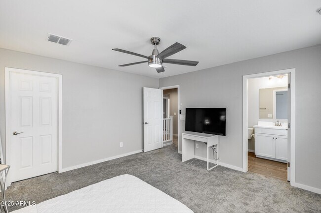 Building Photo - 17635 W Red Fox Rd