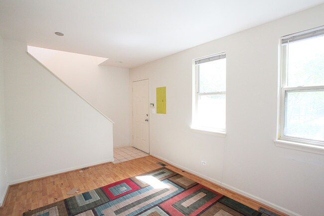 Building Photo - 729 W Blackhawk St