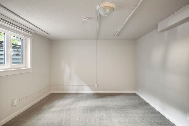 Building Photo - Recently Updated 4-Bedroom Near DU – Utilities Included + Garage Available