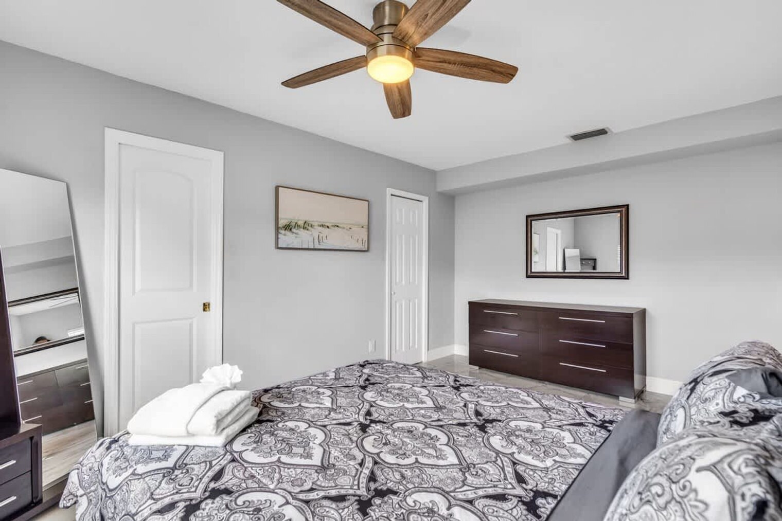 Building Photo - 340 SE 3rd Ct