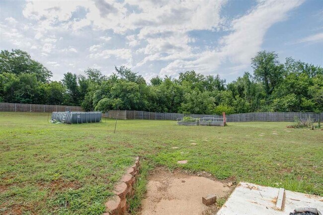 Building Photo - 205 Lincoln St