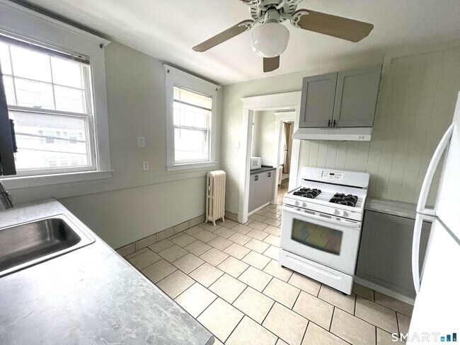 Building Photo - 108 Concord St