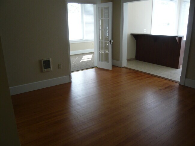 Building Photo - 903 W 9th Ave