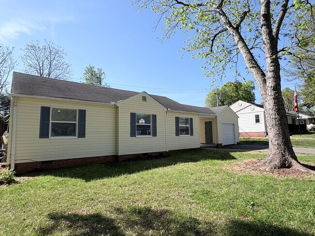 Building Photo - Newly Renovated 3 Bedroom 2 Bath w/ Flex Room Located in a Sought-after Neighborhood!