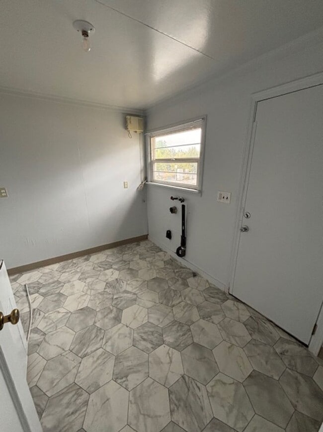 Building Photo - 3 Bedroom Home in Newberg