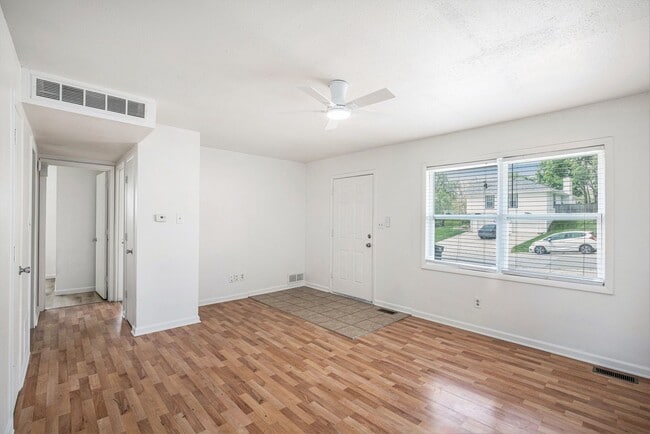 Building Photo - *MOVE IN SPECIAL* $250 Off First Full Month's Rent OR Free 55in TV! Beautiful 2BR/1BA Duplex in I...