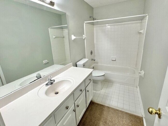 Building Photo - Now Leasing a Spacious 5 Bedroom 2.5 Bath Home in Cordova.