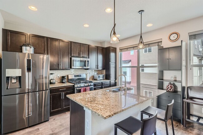 Building Photo - Modern 2 BDR Townhome in Broomfield