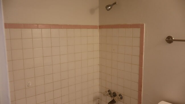 Building Photo - Cute House in Town