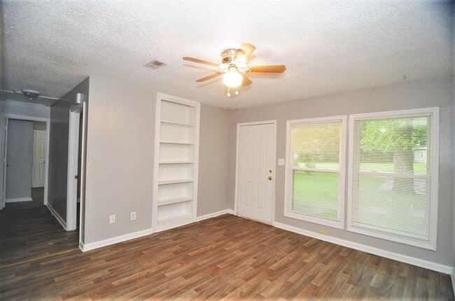 Building Photo - 2425 Tuxedo Dr NW