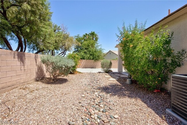 Building Photo - 2598 Highland Cliff Dr