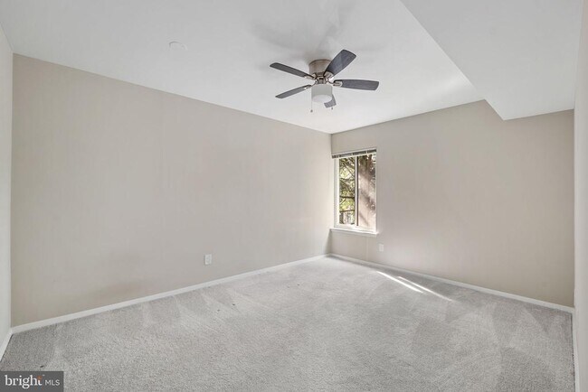 Building Photo - 11305 Commonwealth Dr