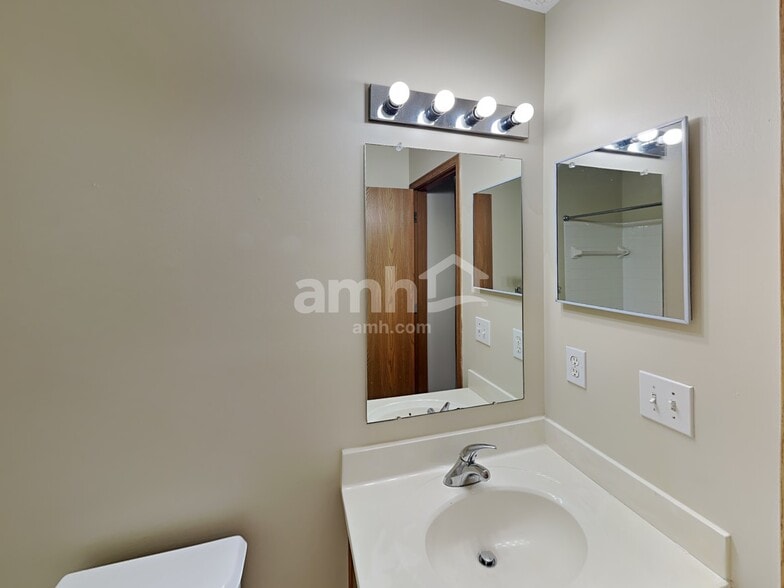 Building Photo - 5895 Westbend Dr