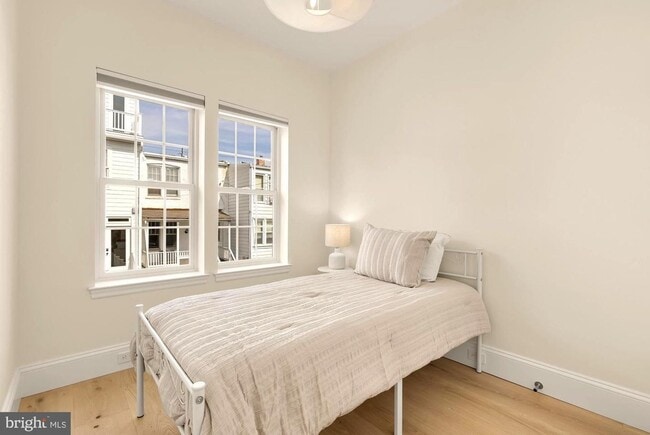 Building Photo - Private Georgetown Living!