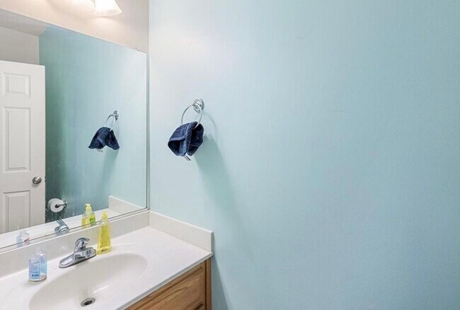 Building Photo - 1006.5 W Clay St