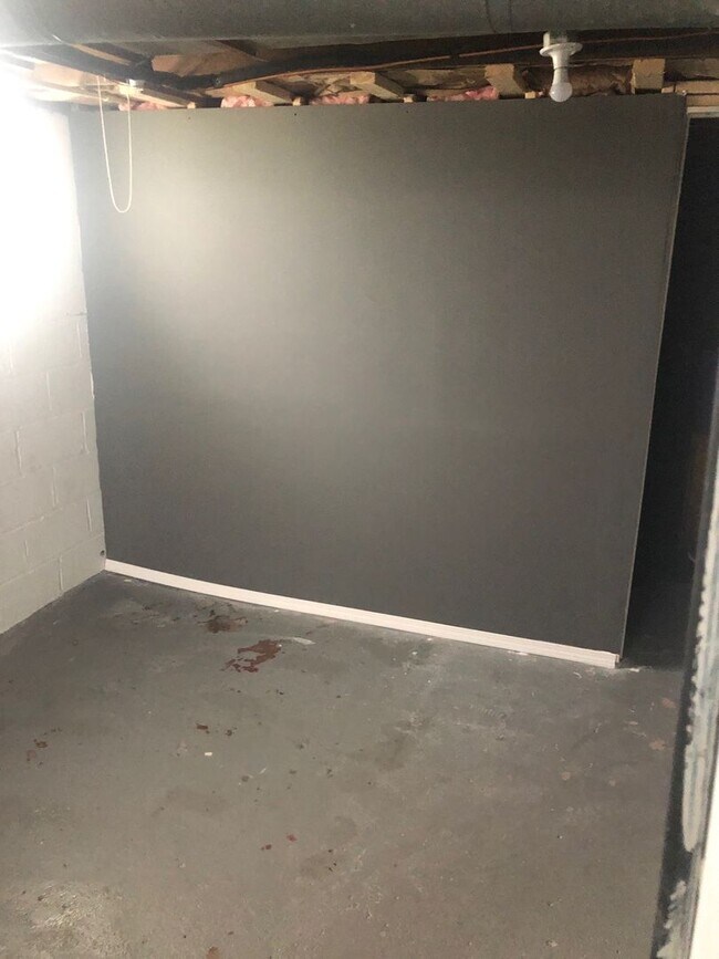 Building Photo - 2 Bedroom with Bonus Room in Basement