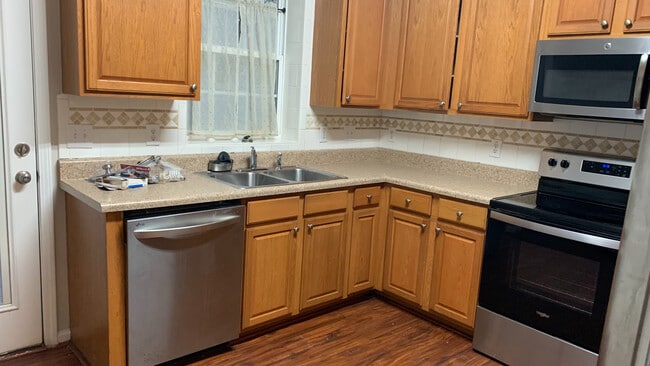 Building Photo - Room in Townhome on Plank Bridge Way