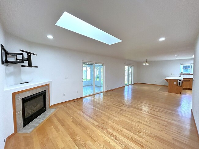 Building Photo - Lovely  3-bedroom home featuring sunroom a...