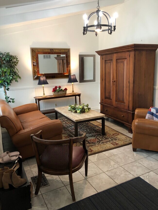 Building Photo - 303 Old Town Rd