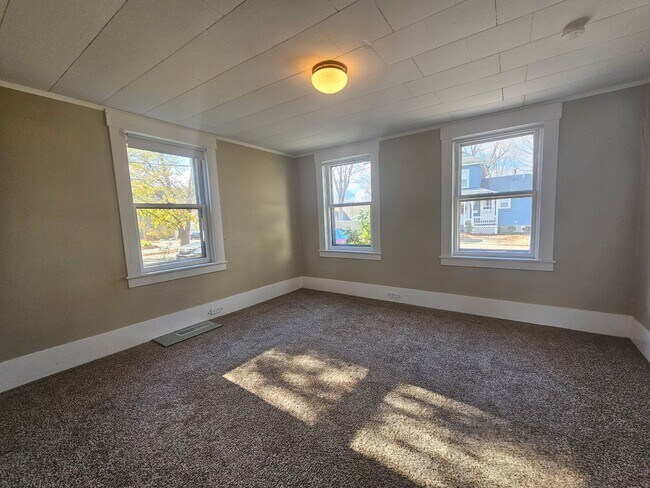 Building Photo - 7 Monson Pl