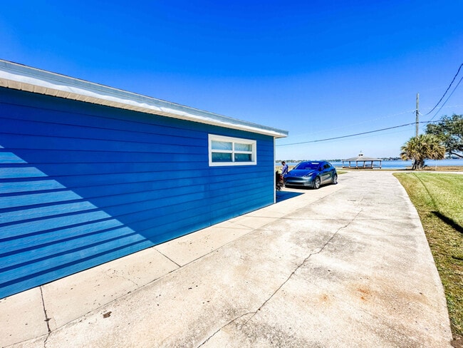 Building Photo - 1540 Lake Howard Dr