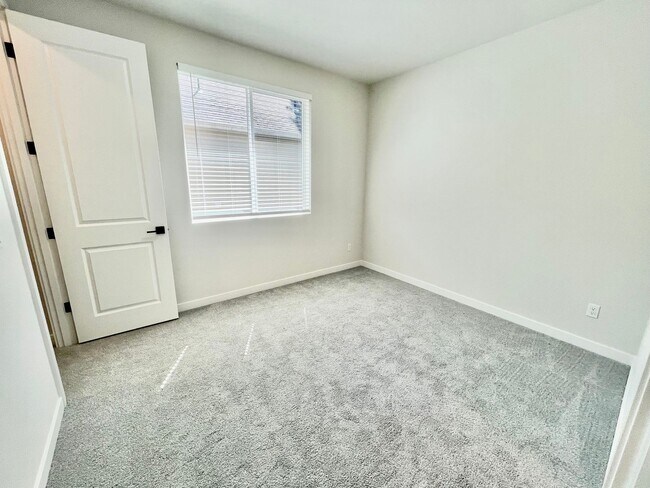 Building Photo - Live in Style! 2BD/2.5B High-End Townhouse...