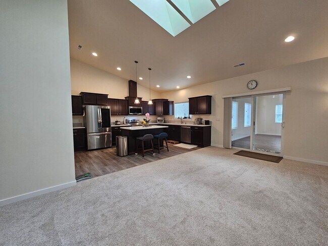 Building Photo - Spacious 4-bedroom Retreat