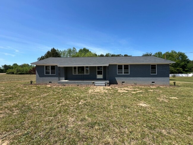 Building Photo - Spacious 4-Bed, 2-Bath Country Home - 1 Acre of Privacy