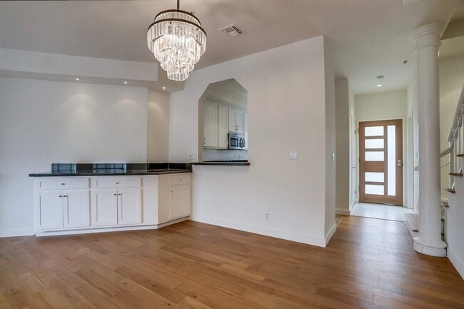 Building Photo - 852 N Poinsettia Pl