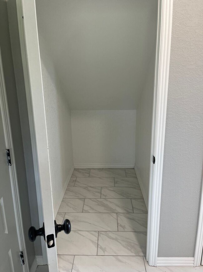 Building Photo - COX-NORTHRIDGE DRIVE TOWNHOMES