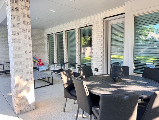 Building Photo - 176 Sweeping Valley Dr