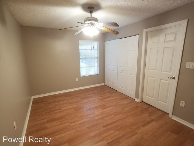 Building Photo - 806 Lake Haven Square