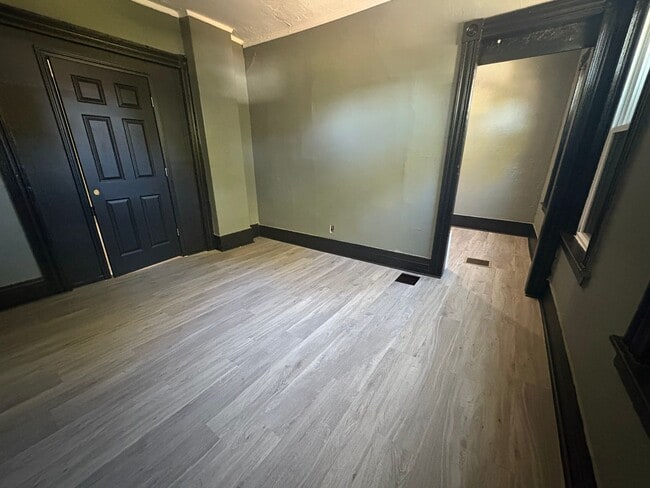 Building Photo - Three Bedroom Single Family Home!