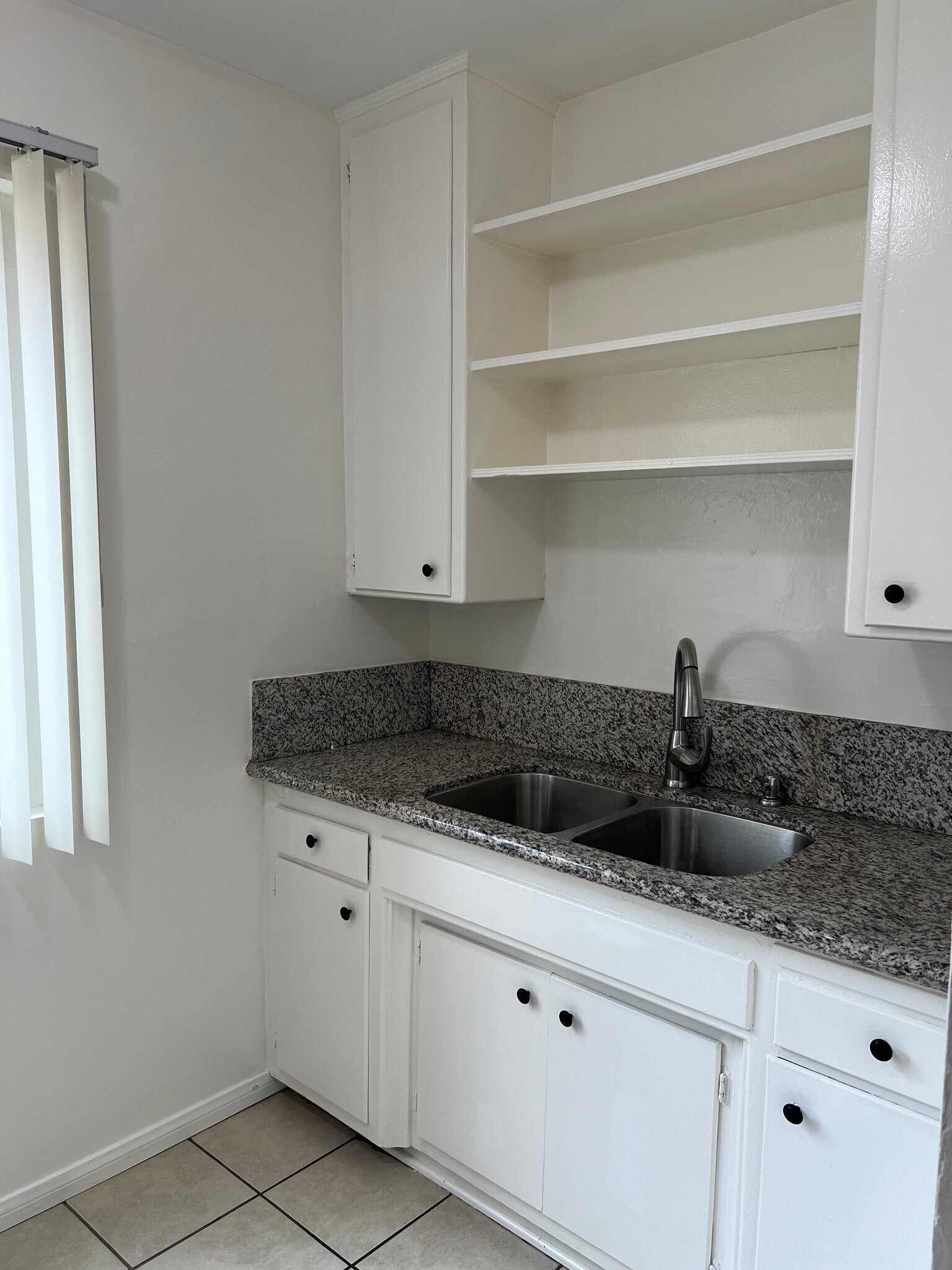 Building Photo - 214 W Maple St