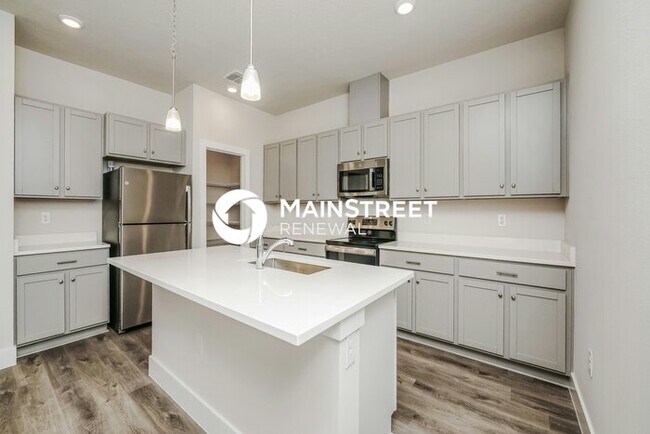 Building Photo - 4 Bedroom Pet-Friendly Home in Deland, FL with Main Street Renewal