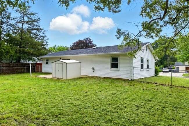 Building Photo - 643 University Dr
