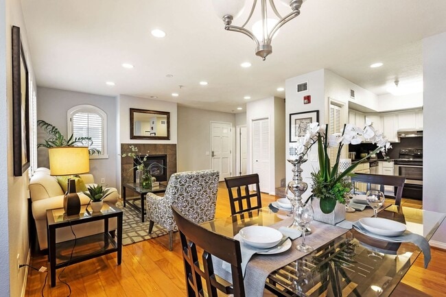 Building Photo - Gorgeous Spacious TownHome in Downtown Mou...