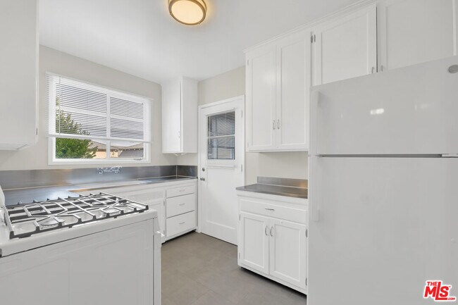 Building Photo - 4121 Santo Tomas Dr