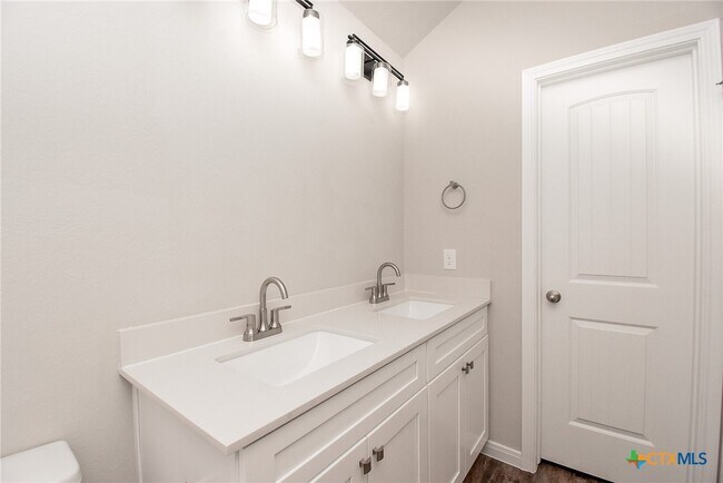 Building Photo - 544 Buckskin Dr