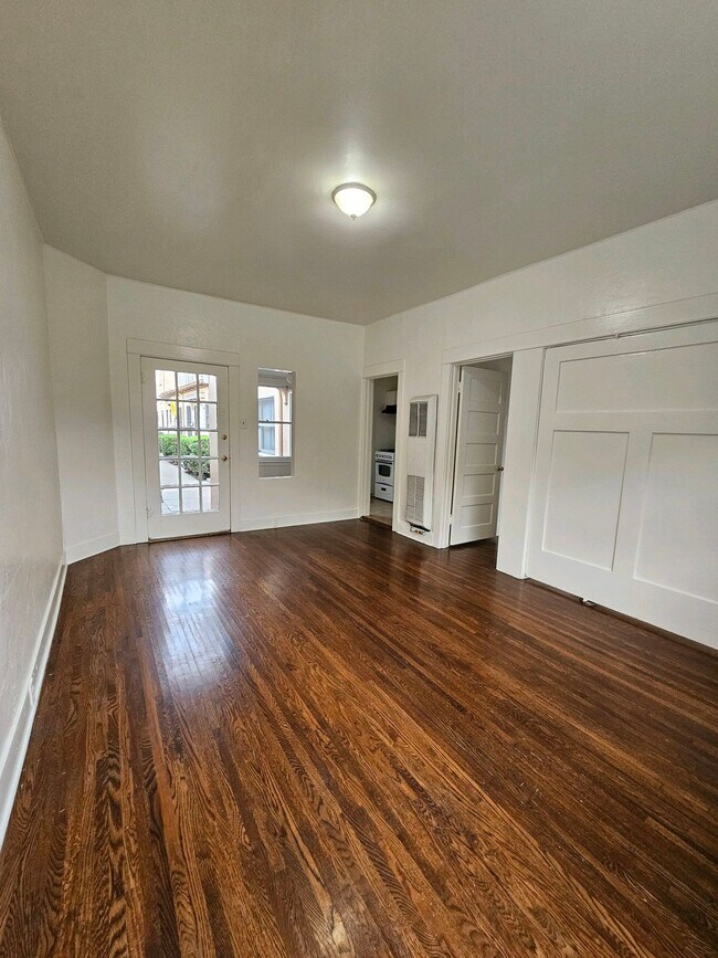 Building Photo - 1058 Molino Ave