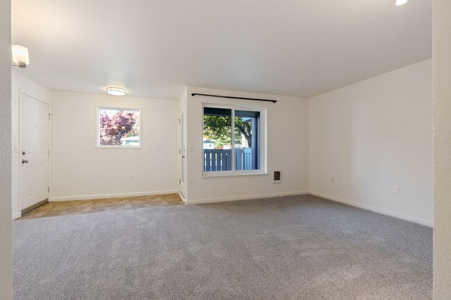 Building Photo - Hillsboro Ground Floor Condo - 2 bed, 2 ba...